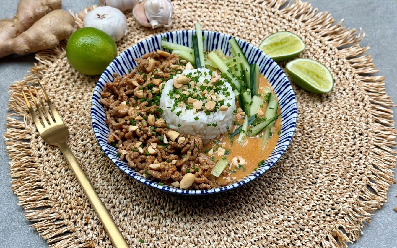 Wok-bowl med spicy kød, rød karrysauce og ris