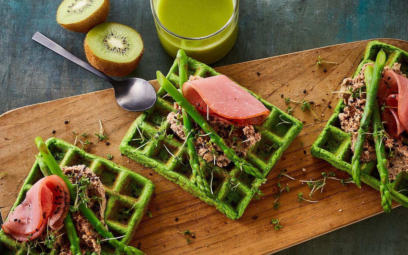 Spinatvafler med leverpostej og røget filet
