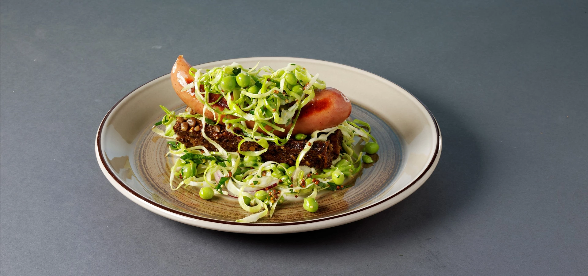 Smørstegt rugbrødshotdog med rå, marineret kål