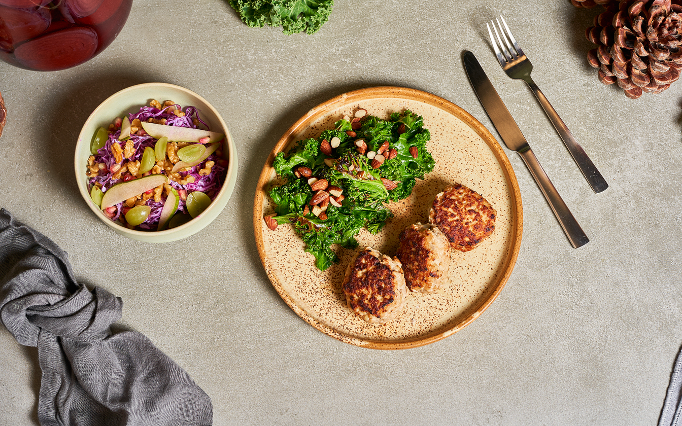 Frikadeller i airfryer med grønkål og rødkålssalat