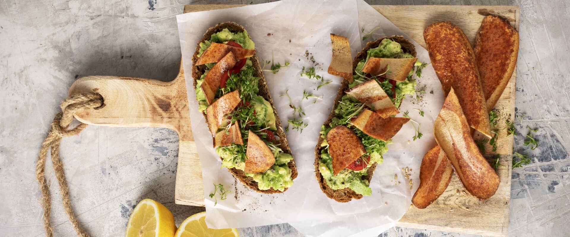 Avocado toast med sprød veggie bacon
