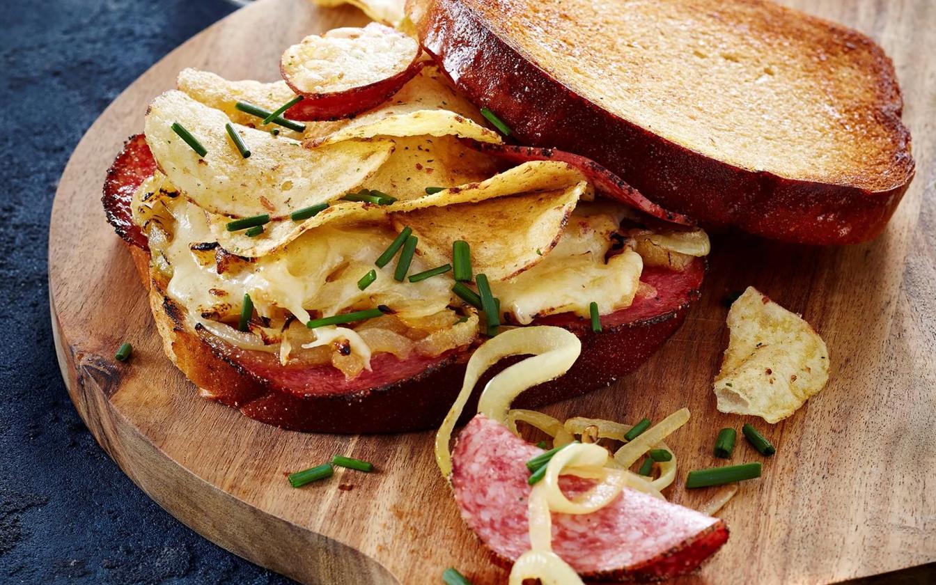 Grillet Bologna Deli sandwich med salami