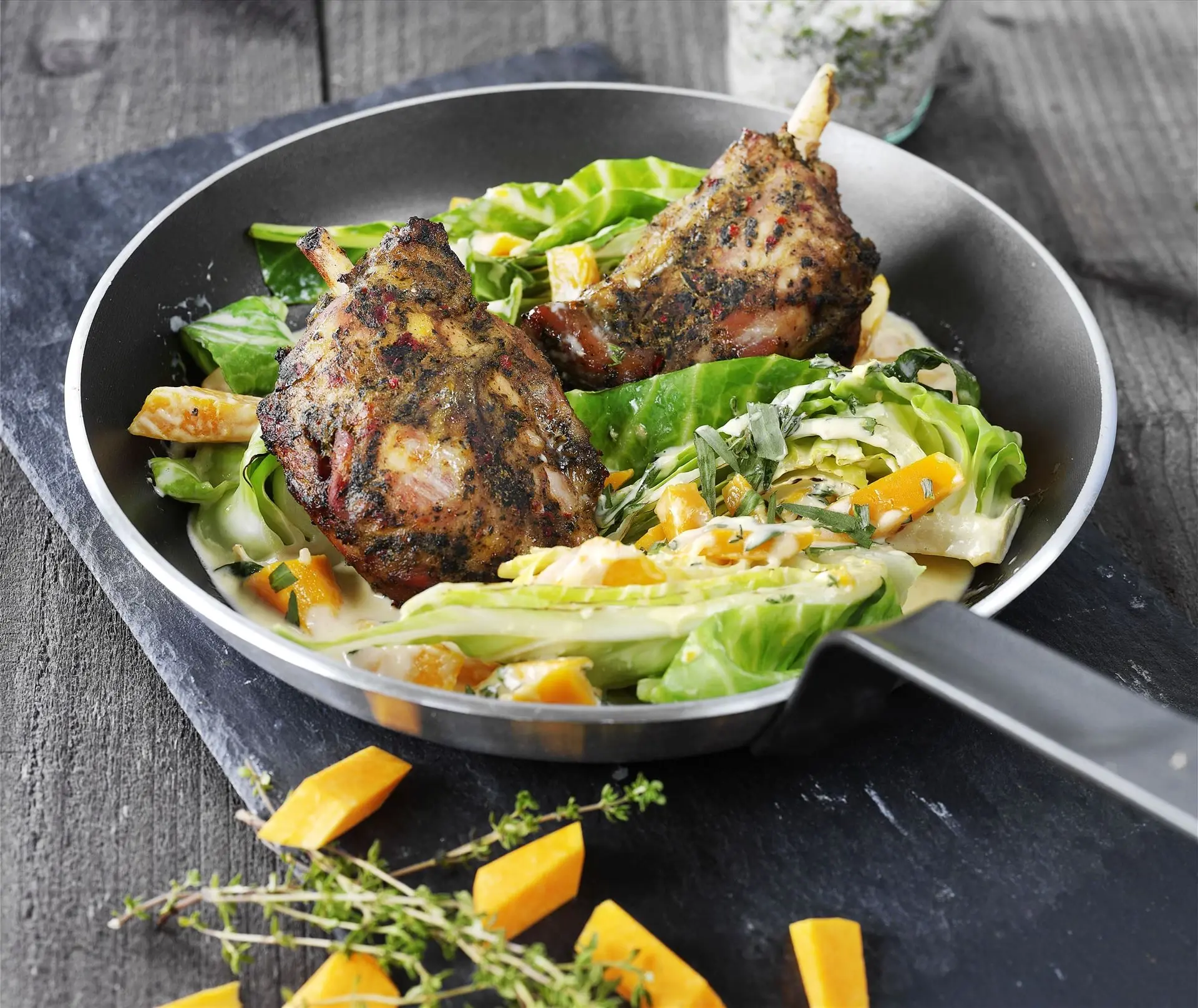 Geschmorter Spitzkohl an Kürbis-Thymian-Creme und Mini-Haxen