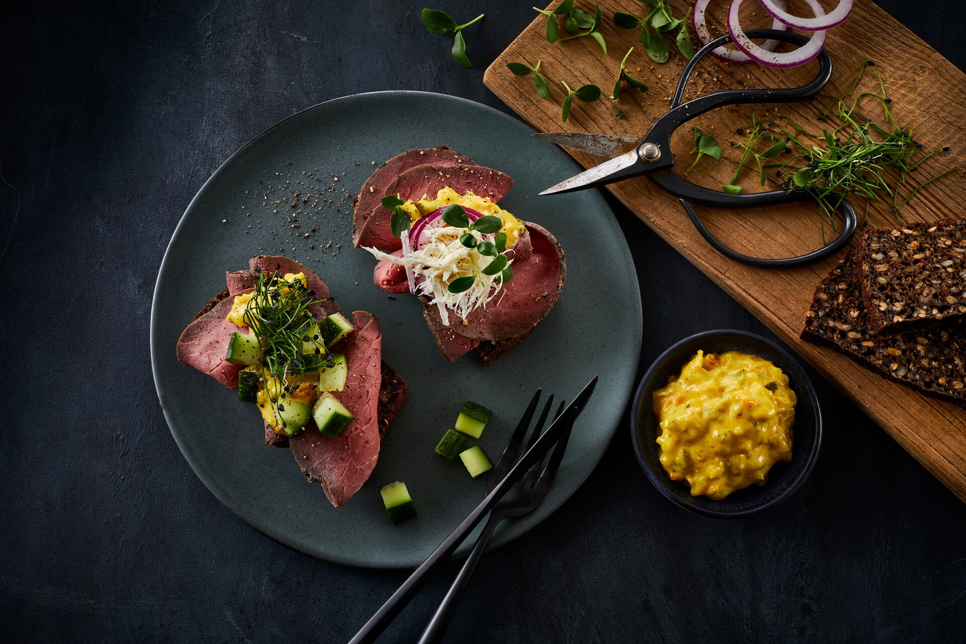 Klassisk smørrebrød med roastbeef og hjemmelavet remoulade