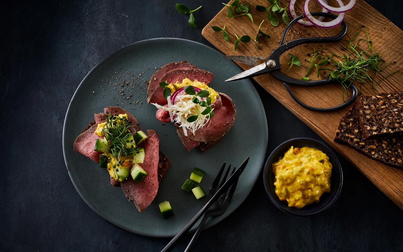 Klassisk smørrebrød med roastbeef og hjemmelavet remoulade