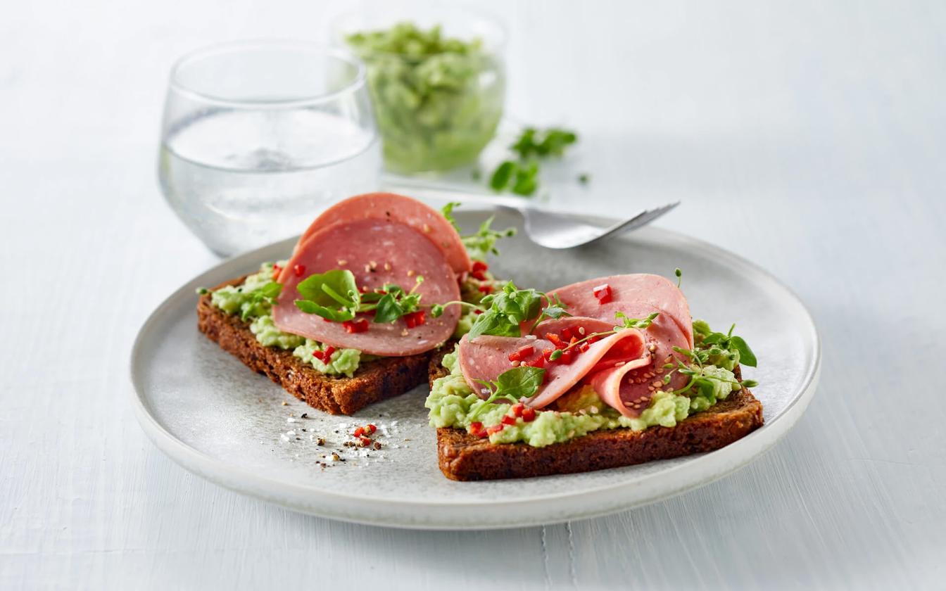 Rugbrød med spegepølse