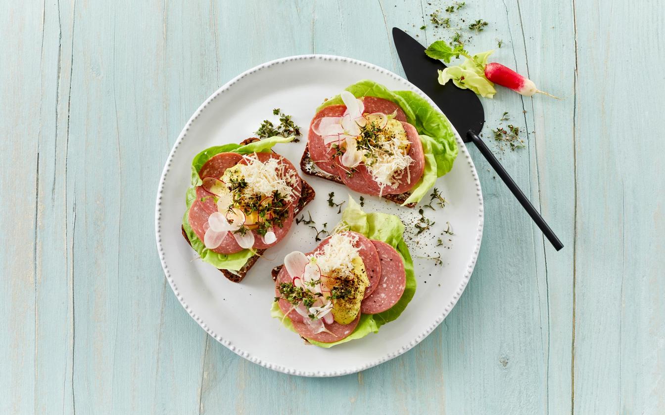 Rugbrød med spegepølse og hjemmerørt remoulade