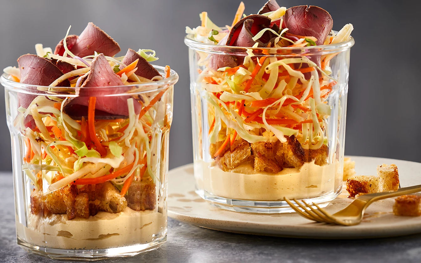 Salat bowl med hummus og roastbeef
