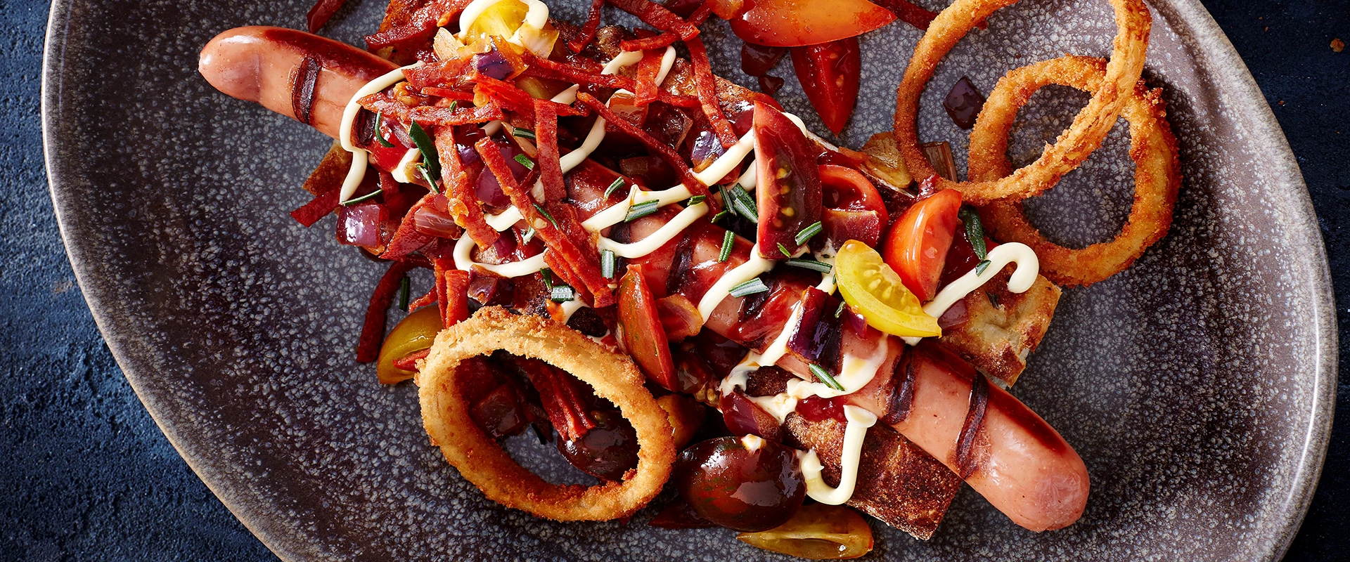 Spicy focaccia hotdog med chorizo og løgringe