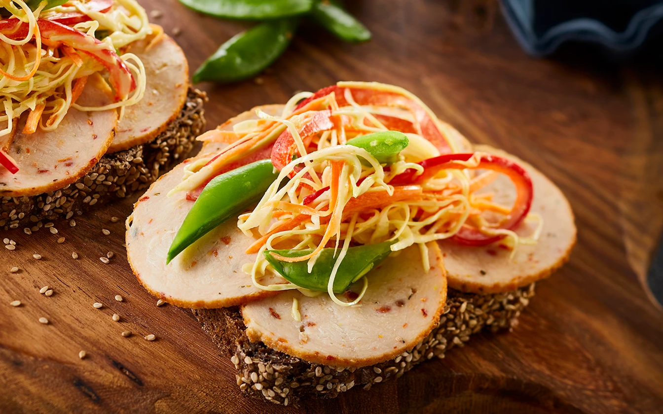 Smørrebrød med kylling og coleslaw