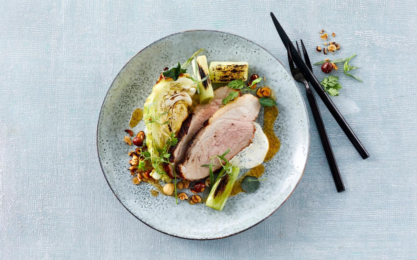 Grillet culotte med grillet spidskål og urte-creme fraiche