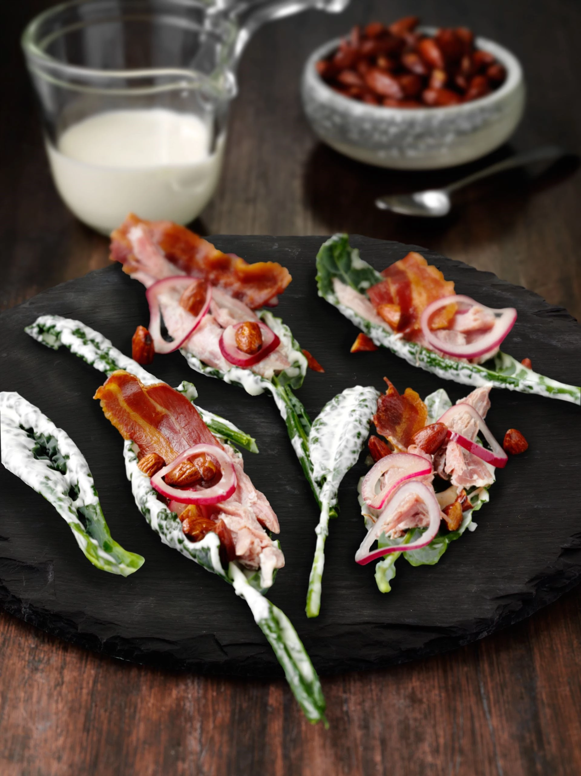 Lun salat med sortkål og bacon