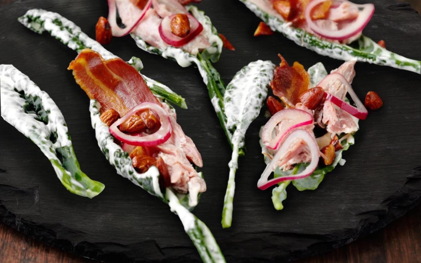 Lun salat med sortkål og bacon