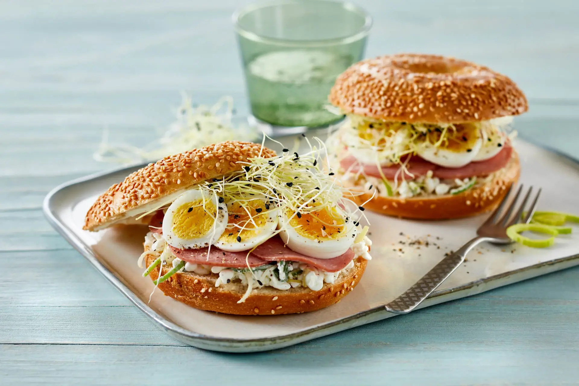 Bagel med spegepølse, æg, spirer og porre