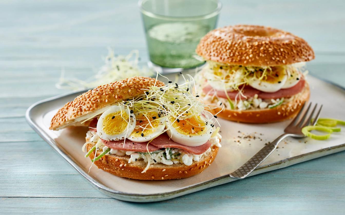 Bagel med spegepølse, æg, spirer og porre