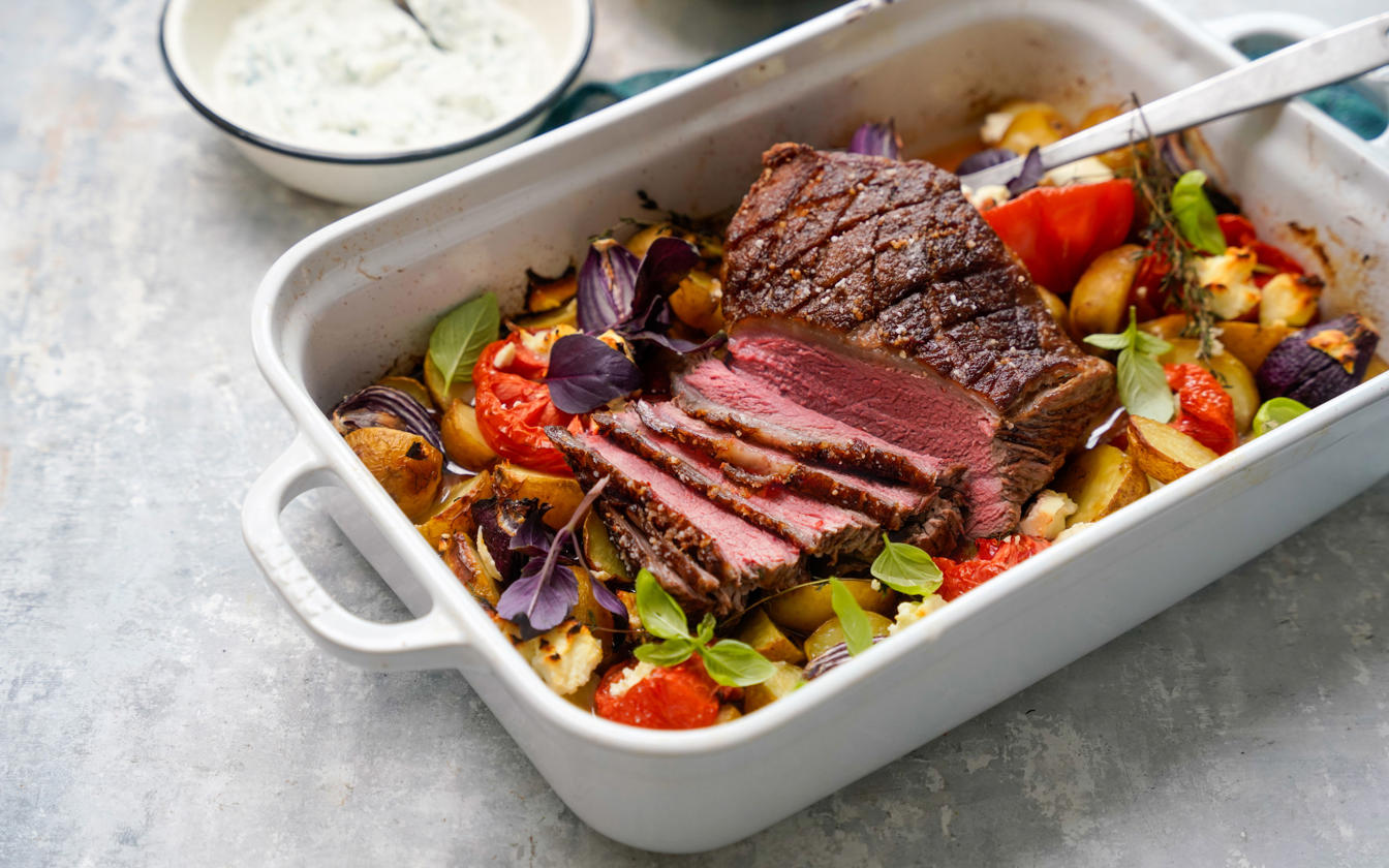 Kalveculotte i fad med grøntsager og tzatziki