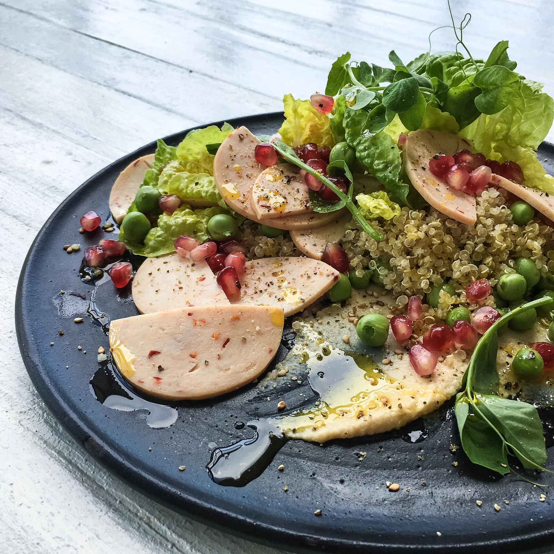 Quinoasalat med kyllingebryst, hummus og granatæblekerner