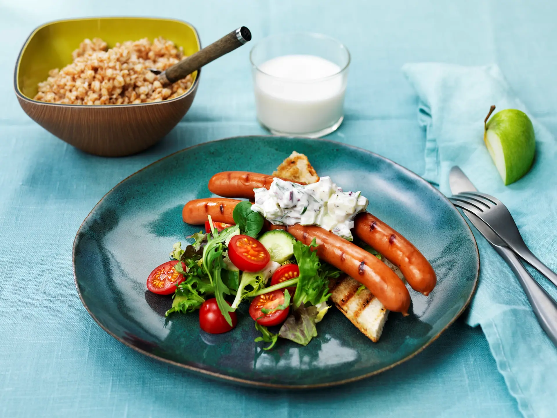 Grillad smal korv med krämig äpple- och löksallad