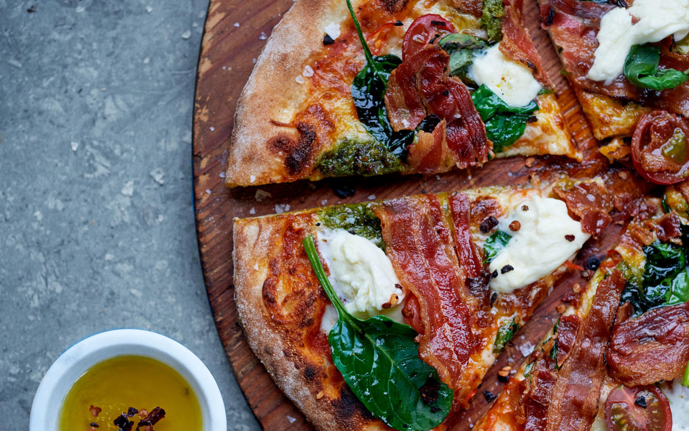 Pizza med burrata og bacon