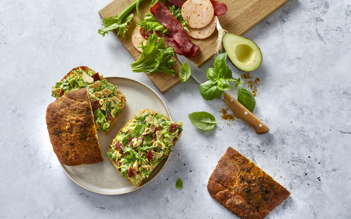 Chopped sandwich med kyllingepålæg og kalkunbacon
