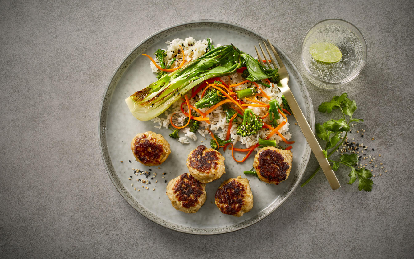 Frikadeller serveret med ris