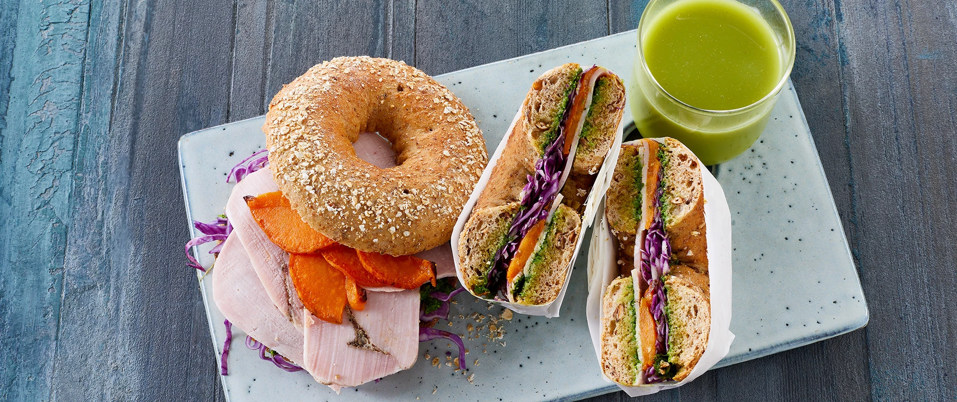 Grov bagel med rullepølse og søde kartofler