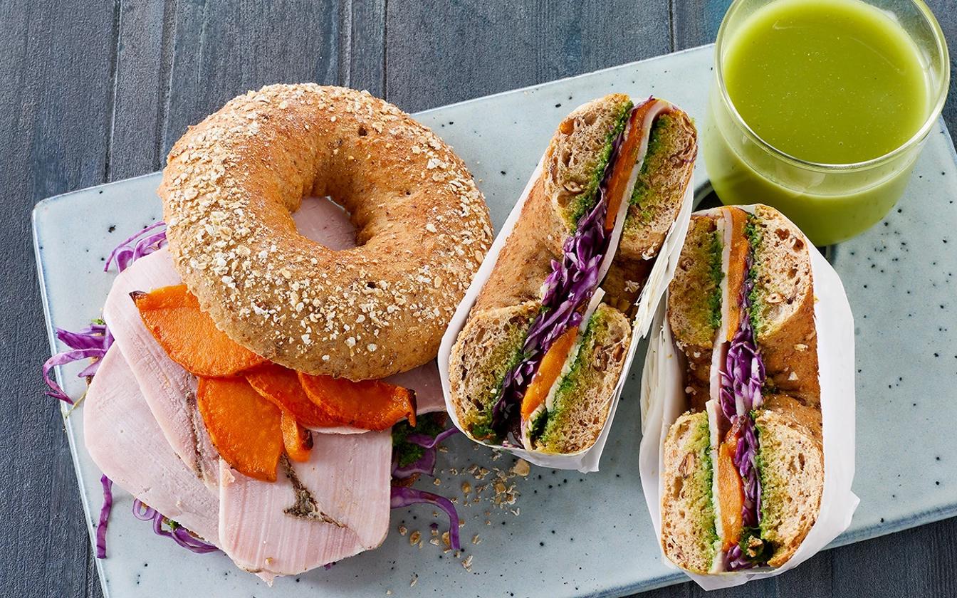 Grov bagel med rullepølse og søde kartofler