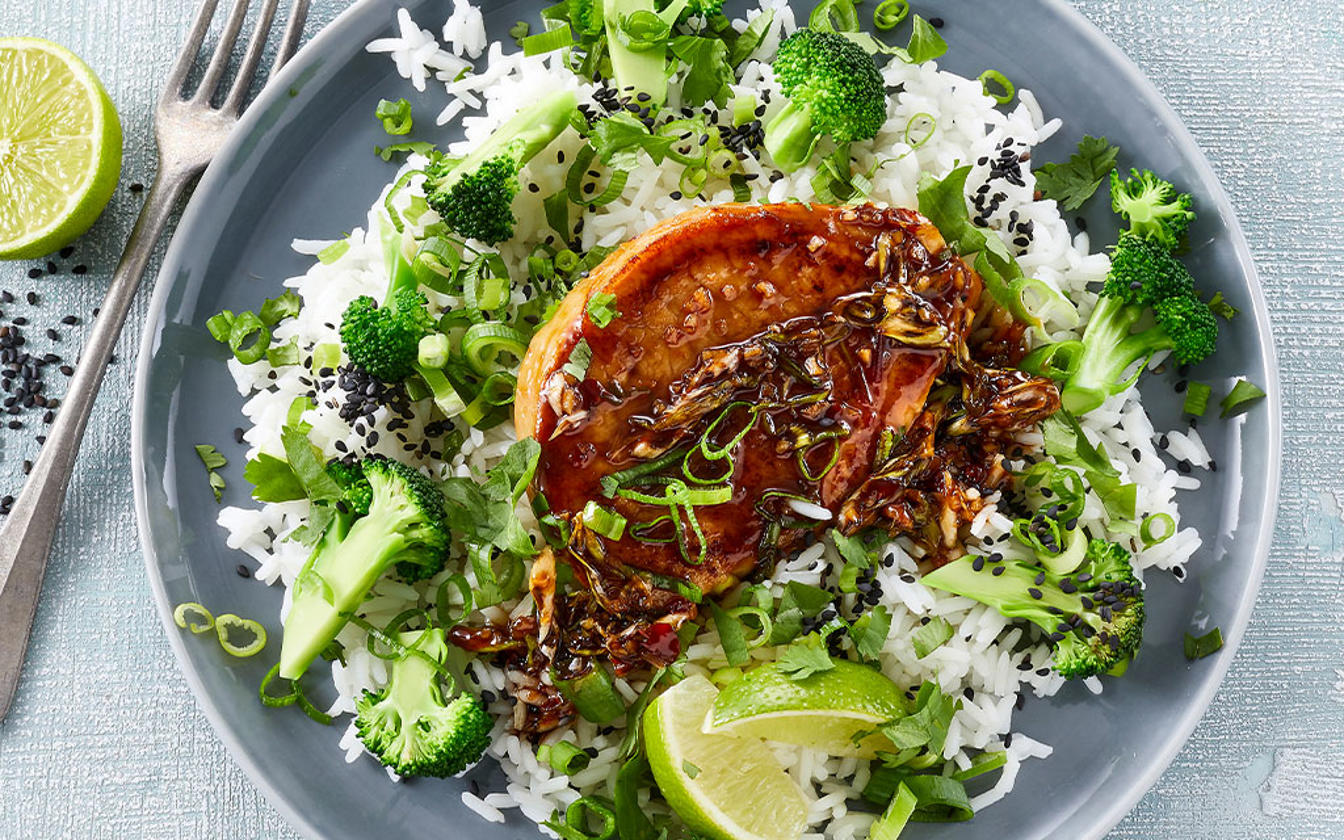 Sticky Pork med broccoli og forårsløg
