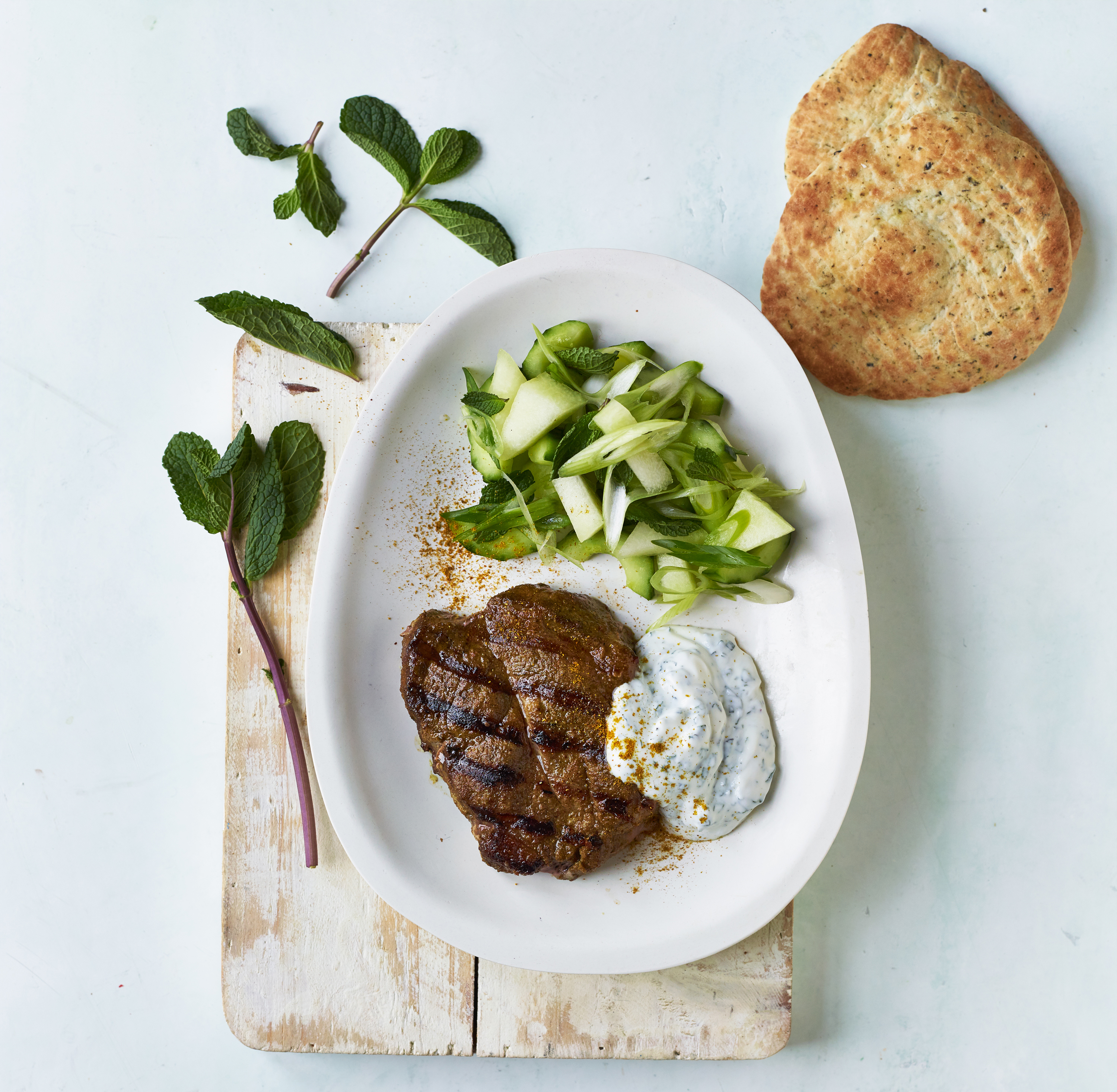 Kotelet med mynteyoghurt og melonsalat