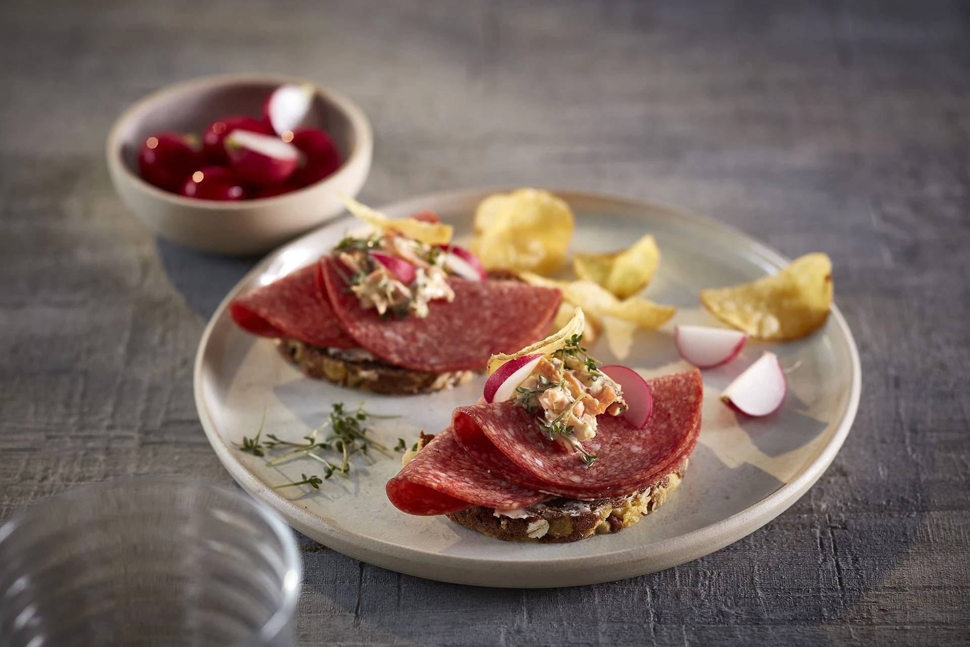 Spegepølsemad med hjemmerørt remoulade