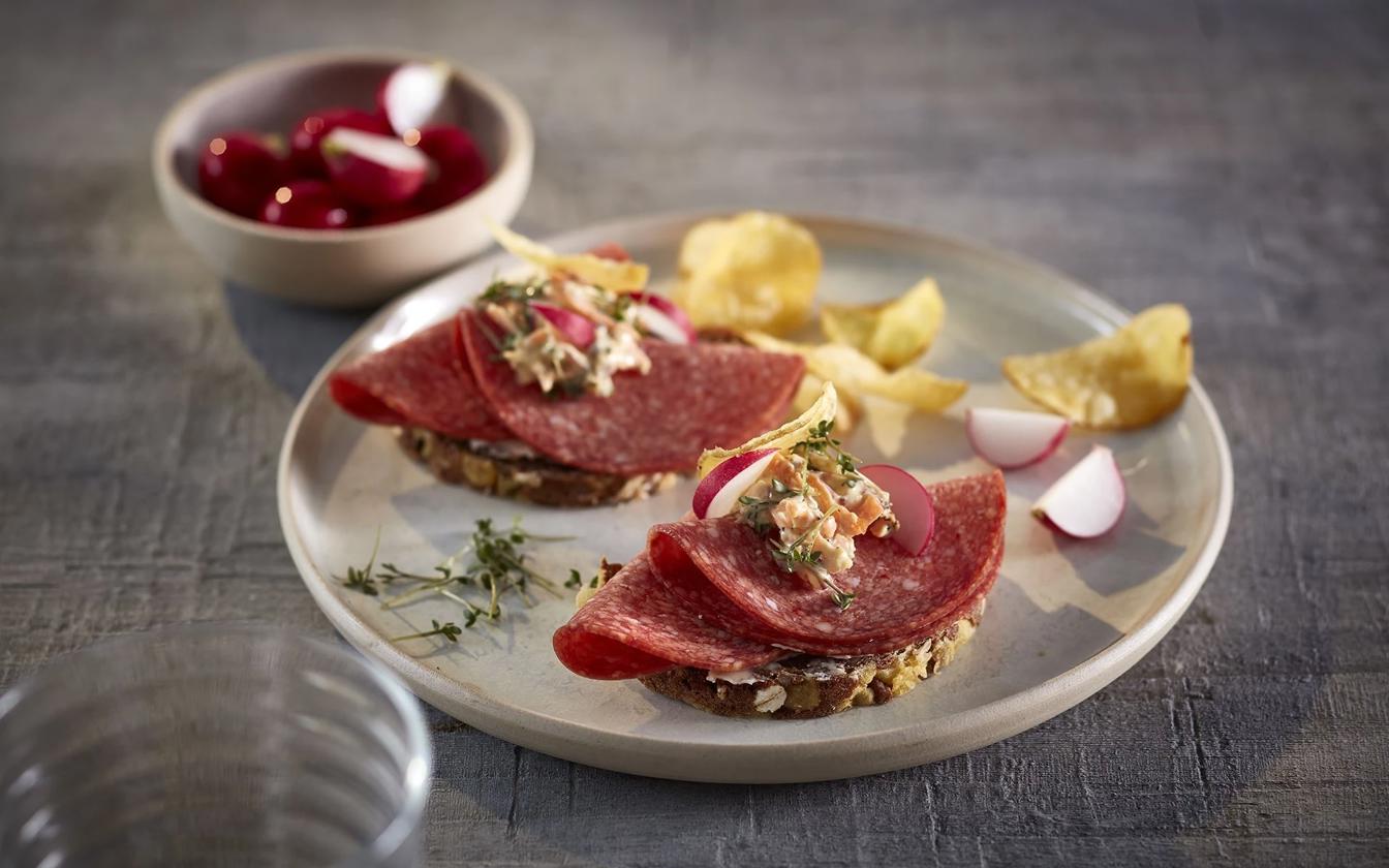 Spegepølsemad med hjemmerørt remoulade