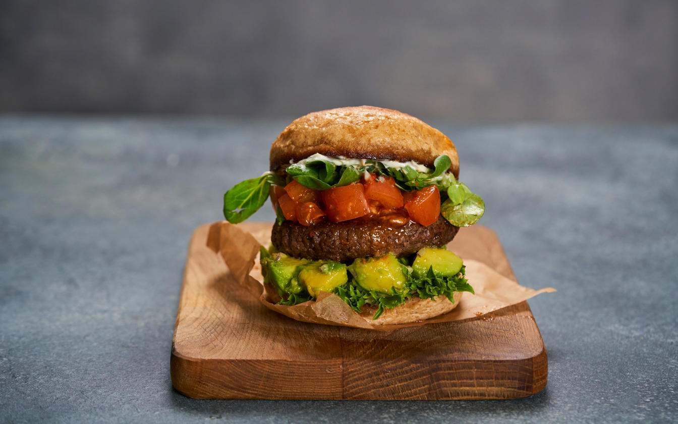 Burger med marineret avocado