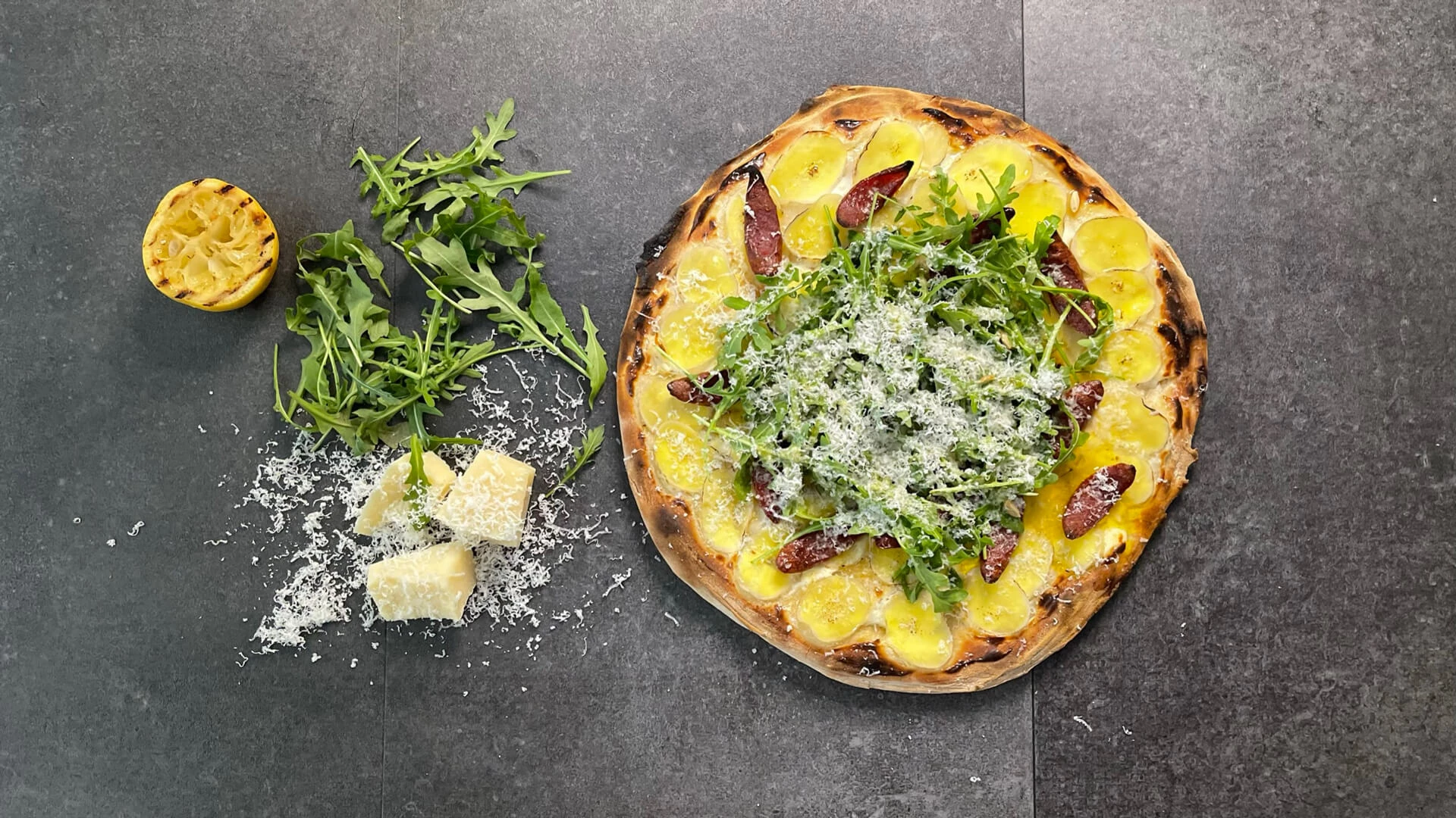 Pizza bianco med kartoffel og pølse