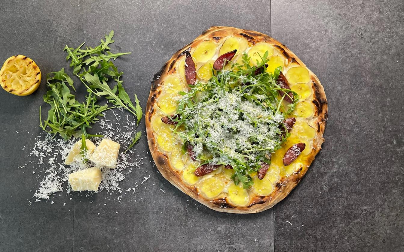 Pizza bianco med kartoffel og pølse