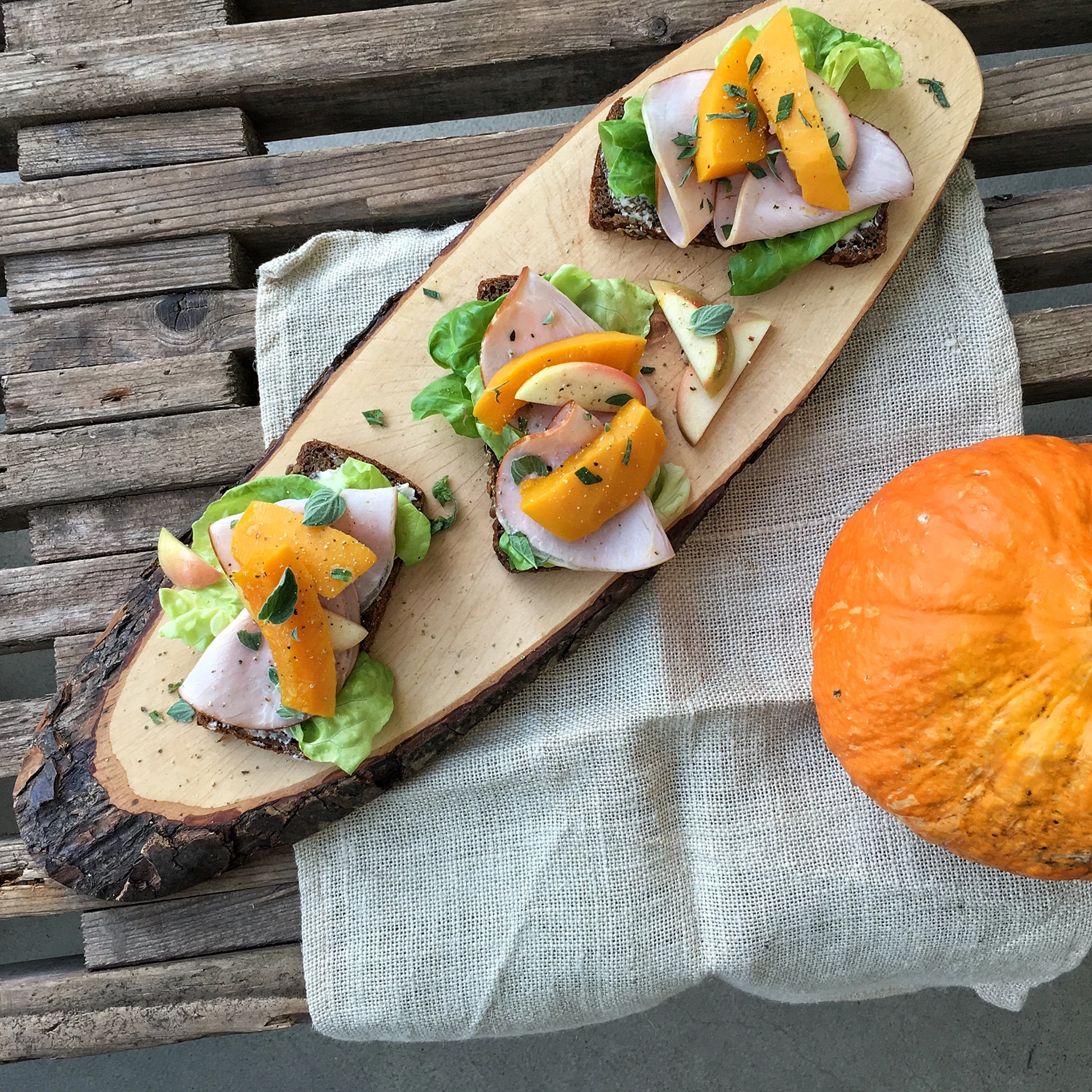 Hamburgerryg på rugbrød med æble og confiteret græskar