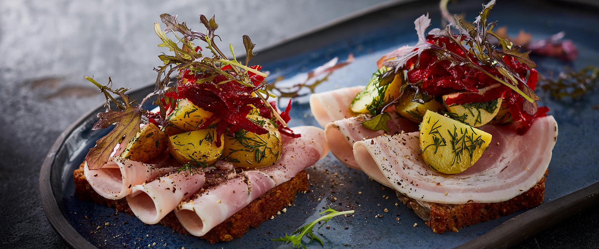 Højtbelagt smørrebrød med rullepølse