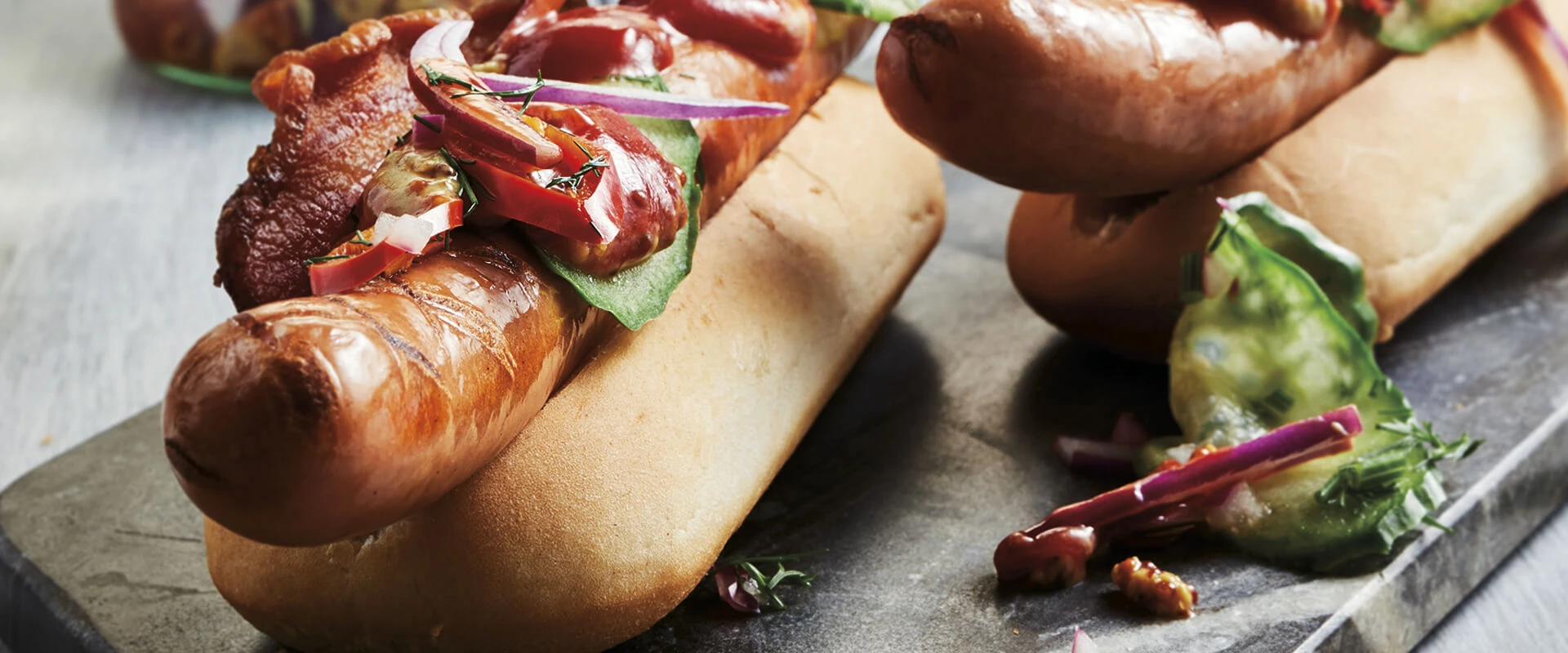 Klassisk hotdog med bacon, agurkesalat og ketchup