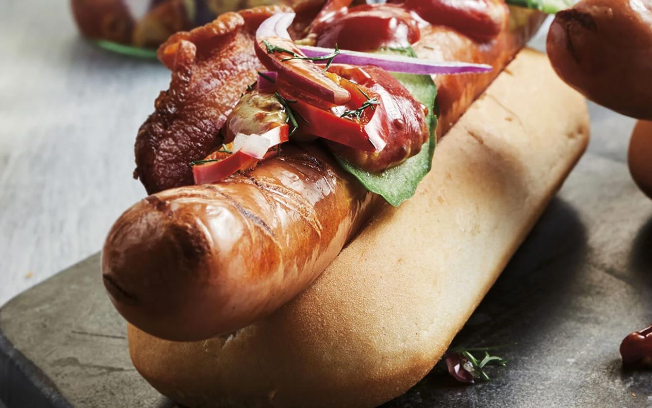 Klassisk hotdog med bacon, agurkesalat og ketchup