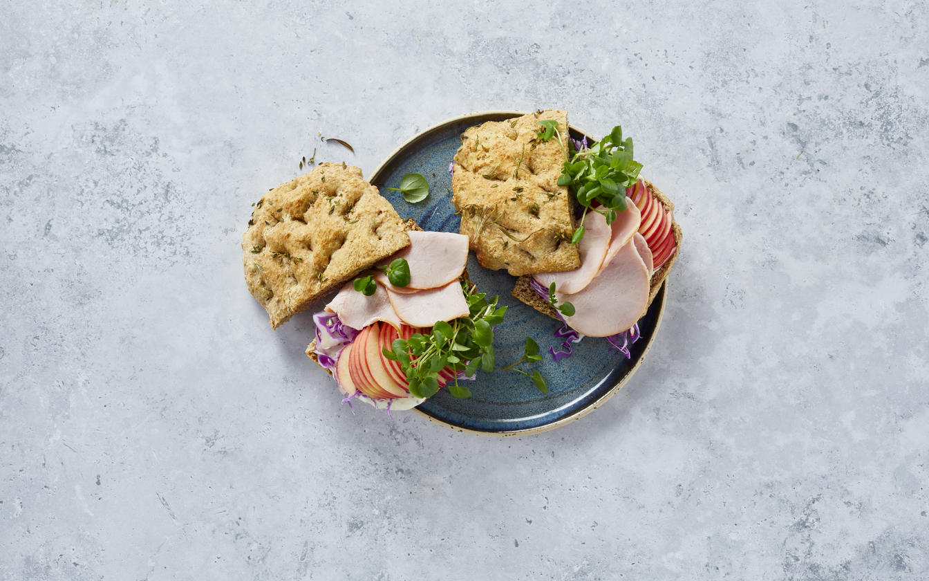 Fuldkornsfocaccia sandwich med hamburgerryg