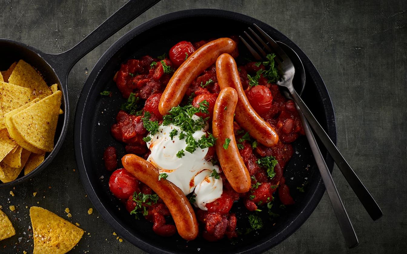 Chili con carne med krydrede brunchpølser