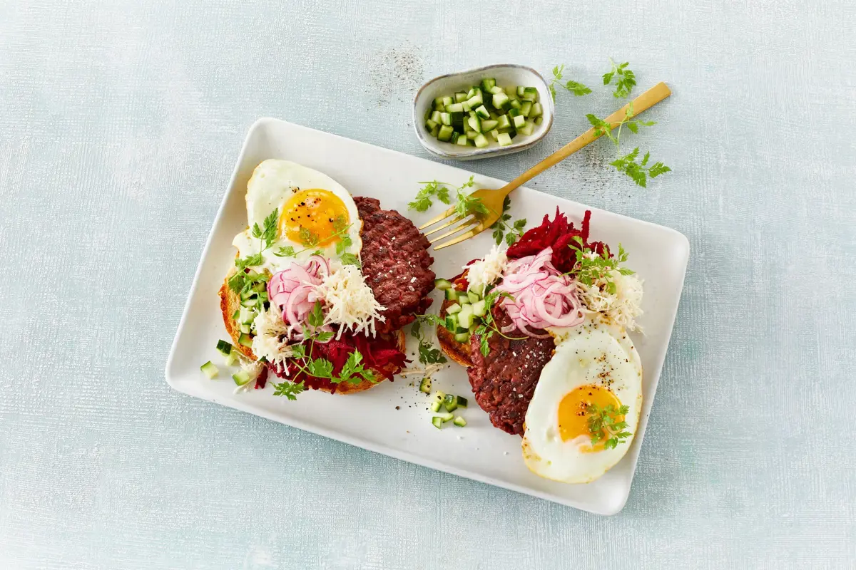 Veggie Pariserbøf med rødbederåkost og spejlæg - Danish Crown
