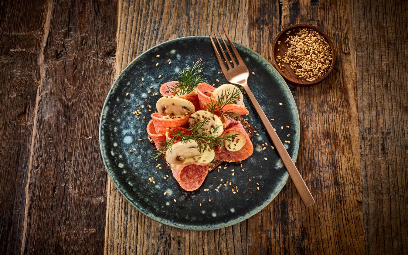 Hjemmelavet rugbrød med spegepølse