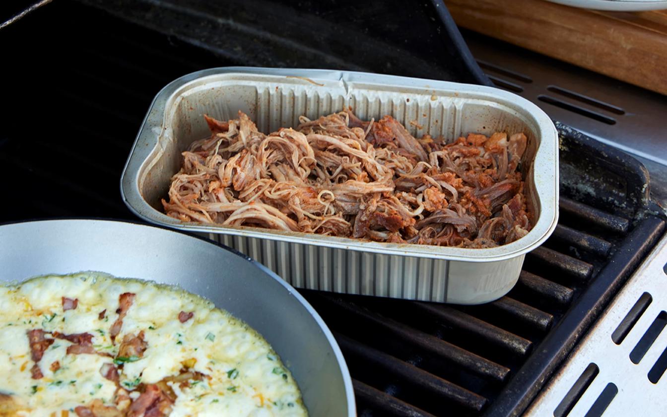 Tulip Pulled Pork på grillen med kremet maisstuing