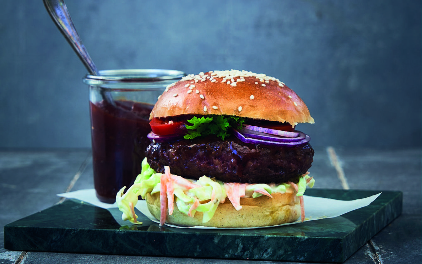 Burger BOOST med spicy barbecue sauce og coleslaw