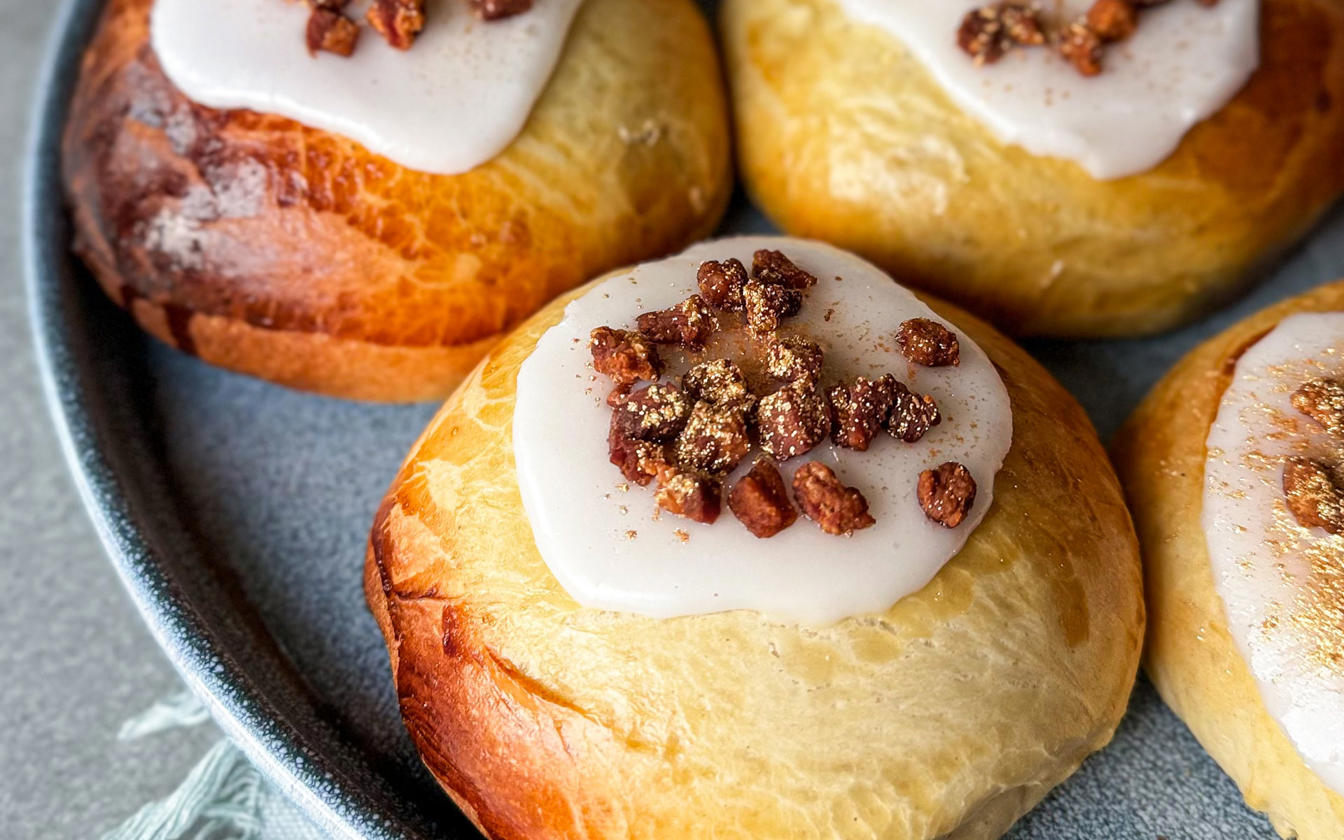 Gammeldags fastelavnsboller med creme og bacondrys