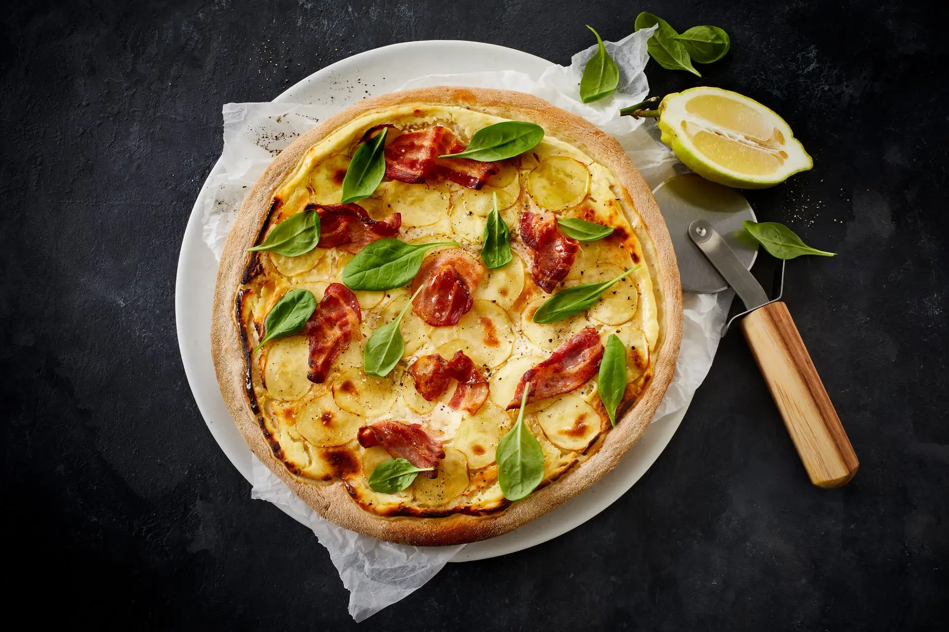 Pizza mit Bacon, Ricotta und Kartoffel