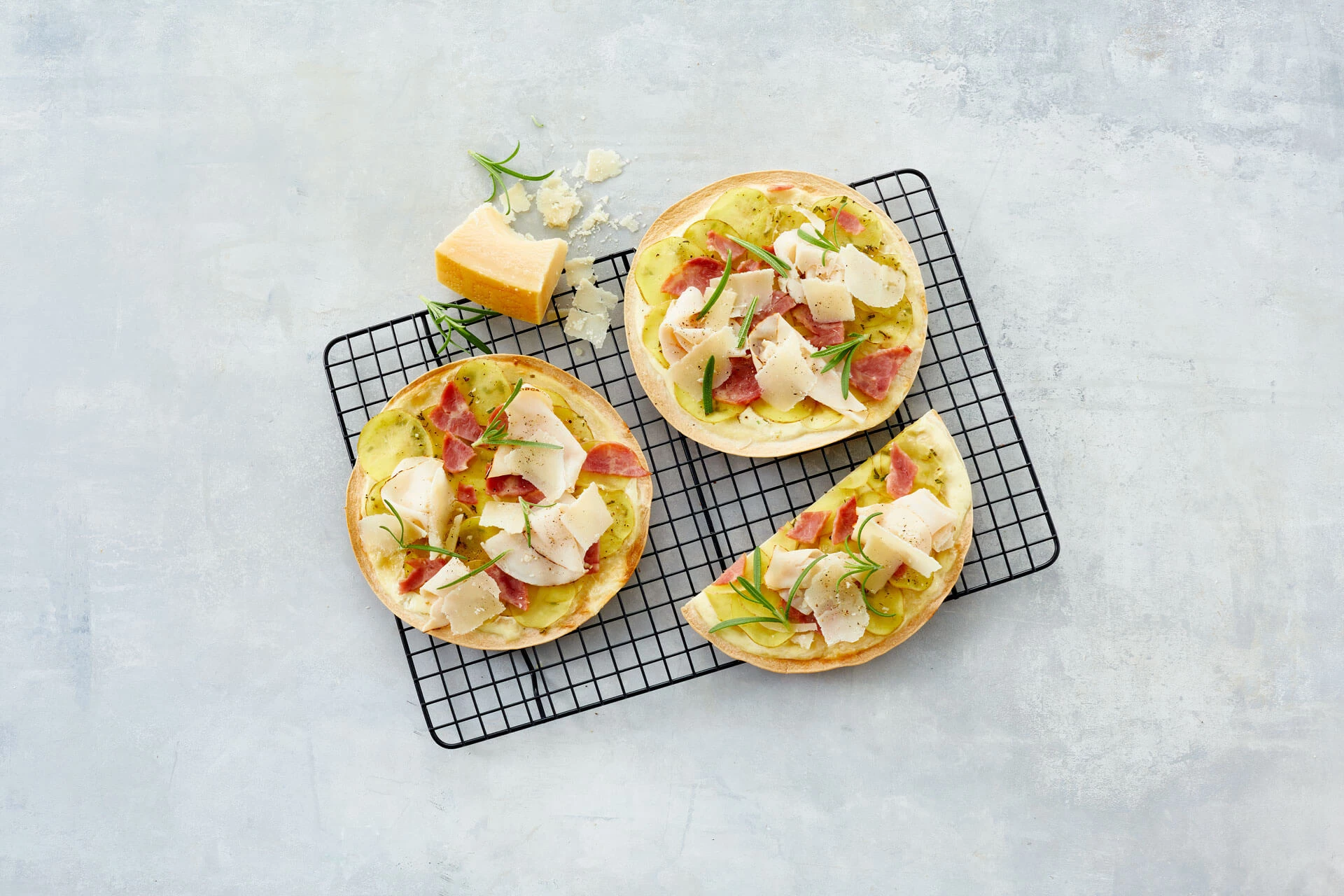 Tortillapizza med kylling og kalkunbacon