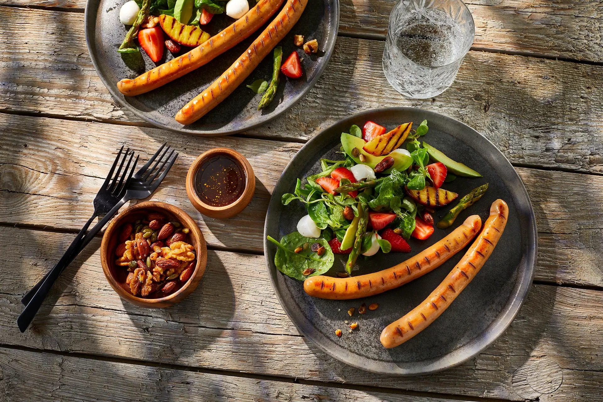 Grilladkorv med sommarsallad med jordgubbar och nektariner