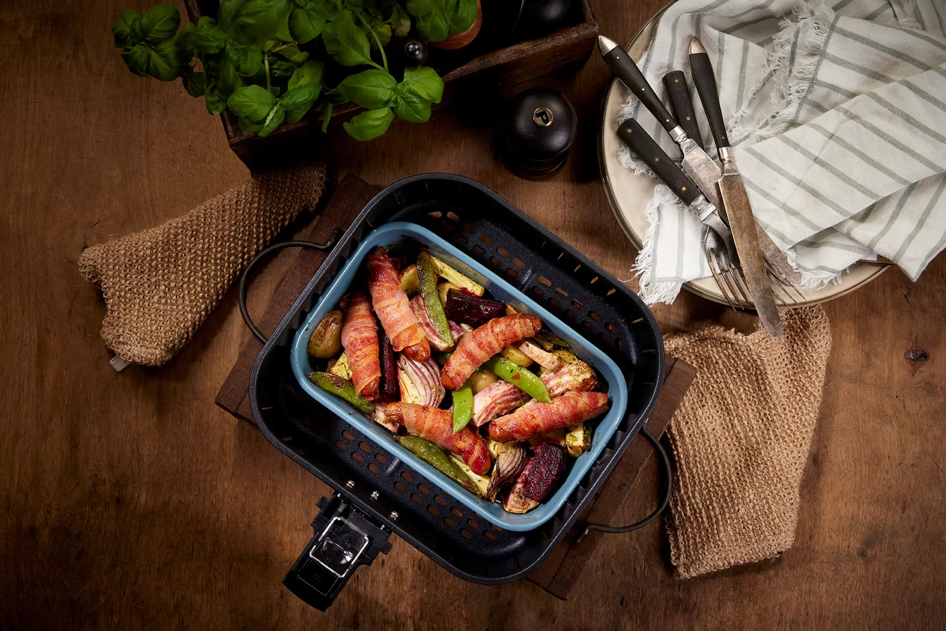 Örtstekta grönsaker med baconlindad chorizo