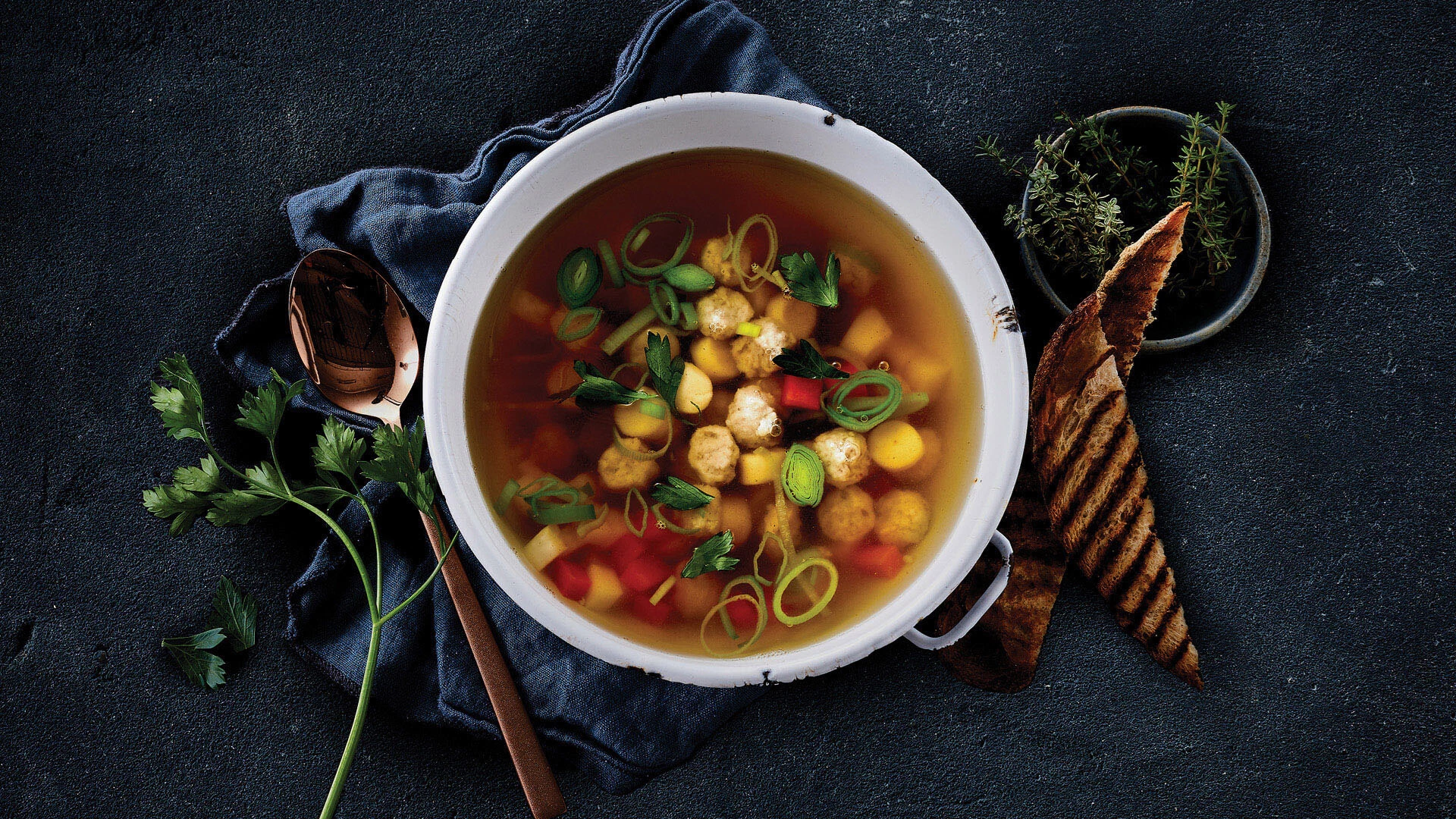 Hjemmelavet oksekødssuppe